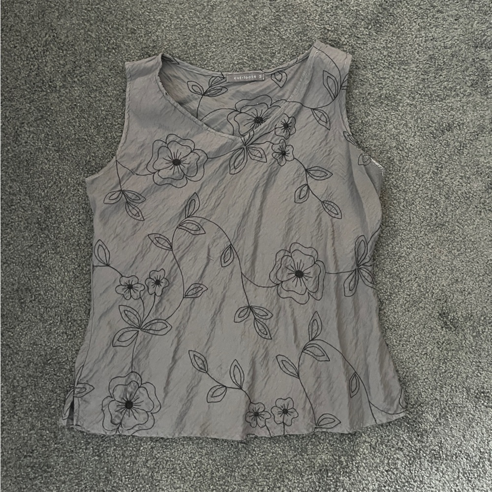 CUT LOOSE EMBROIDERED SLEEVELESS BLOUSE